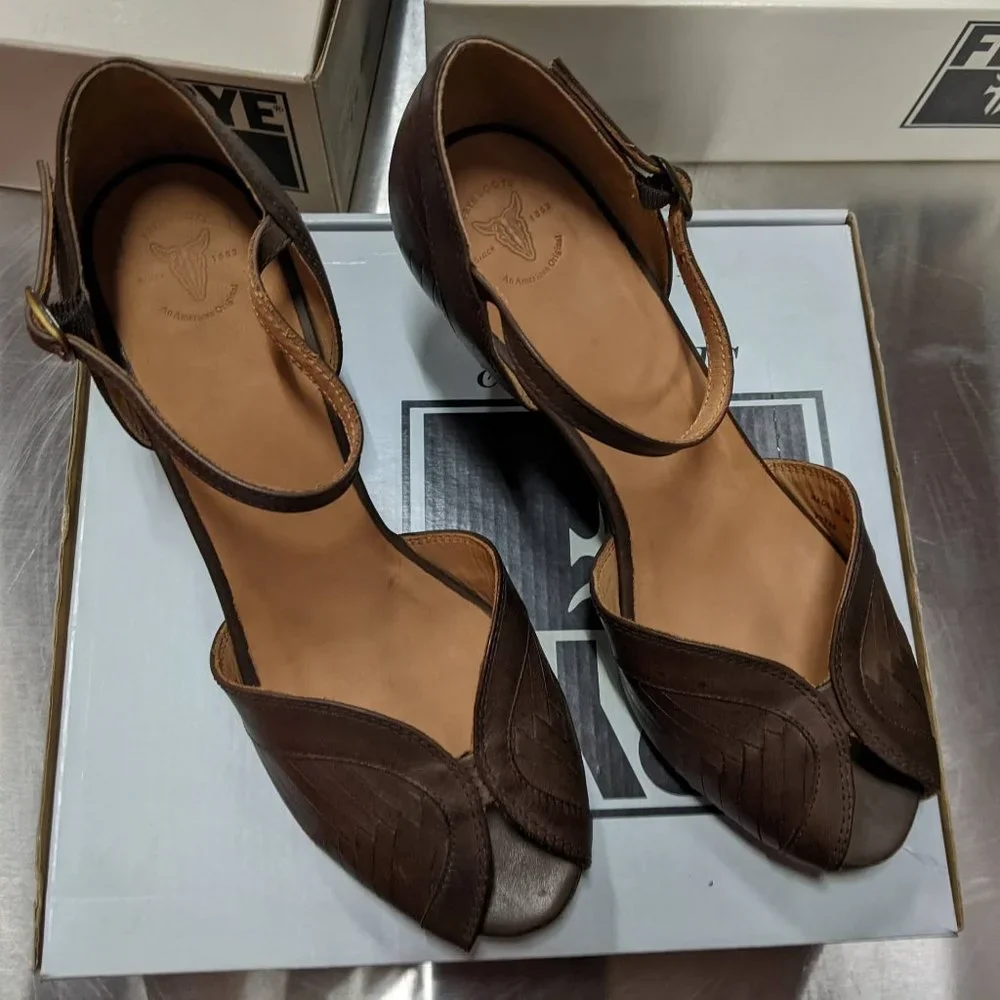 Frye - Ada Vintage Strap - Bark - Picture 3 of 11